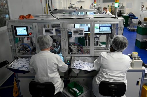 Des employés au travail dans l'usine NG Biotech de Guipry-Messac, en Ille-et-Vilaine, le 13 janvier 2022
