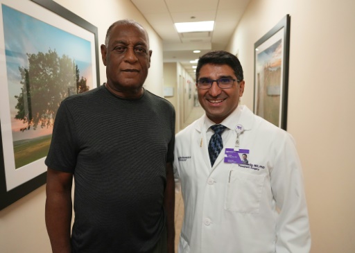 Photo fournie par la Northwestern Medicine, du docteur Satish Nadig (droite) avec Harry Stackhouse, 74 ans, le 6 août 2024 à la Northwestern Medicine à Chicago, Illinois
