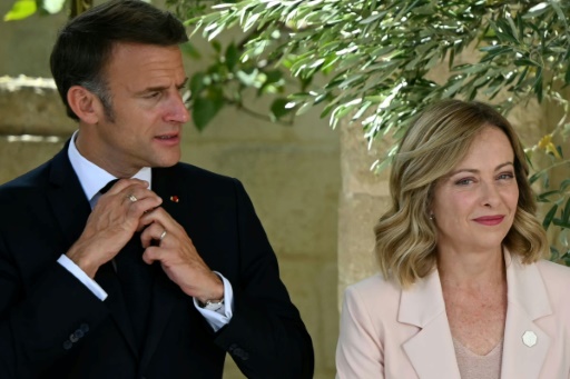 Le président français Emmanuel Macron à côté de la Première ministre italiennne Giorgia Meloni, à Borgo Egnazia lors du sommet du G7 organisé par l'Italie dans la région des Pouilles, le 13 juin 2024
