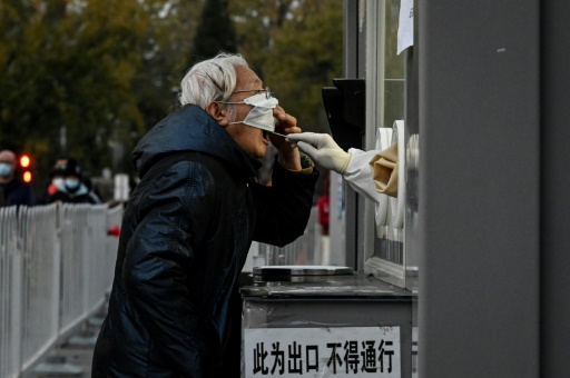 Une personne âgée se fait tester pour le Covid-19, à Pékin, le 22 novembre 2022
