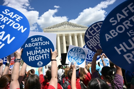 Des manifestants pour le droit à l'avortement devant la Cour suprême des Etats-Unis, à Washington le 24 juin 2024
