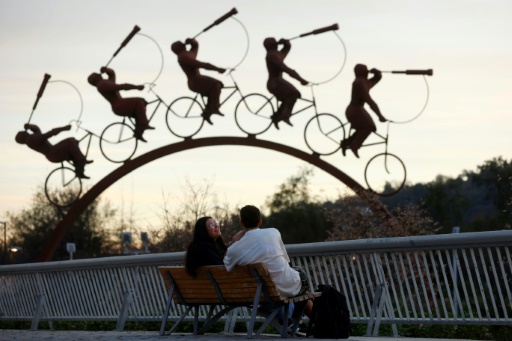 Un couple discute dans le parc du Bicentenaire à Santiago, le 5 septembre 2024
