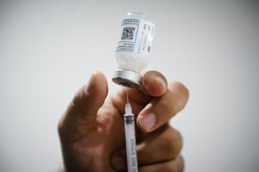 Une dose de vaccin Pfizer/BioNTech contre le Covid-19 dans un centre social à Septeme-Les-Vallons, près de Marseille, le 12 janvier 2022
