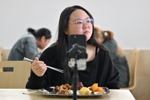 Cette photo prise le 23 octobre 2024 montre Yang Chi'ao déjeunant dans un camp d'amaigrissement à Chengdu, dans la province chinoise du Sichuan (sud-ouest)
