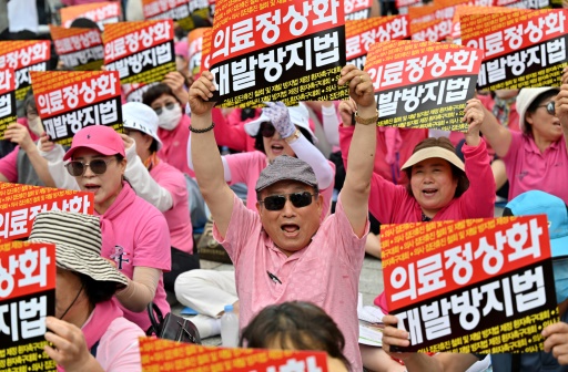 Rassemblement contre la grève des médecins à Séoul, le 4 juillet 2024 en Corée du Sud
