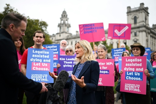 La députée travailliste Kim Leadbeater s'exprime devant la presse, avec des militants de l'association Dignity in Dying (Dignité face à la mort) rassemblés devant le Parlement
