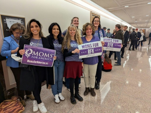 Chana Walker (3e g) avec des membres de 'Moms for America' au Sénat pour montrer leur soutien à Robert F. Kennedy Jr. et à sa nomination à la tête du ministère de la Santé, le 30 janvier 2025 à Washington
