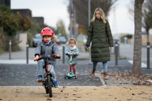 Sacha, 8 ans, atteint de la myopathie de Duchenne, fait du vélo accompagné de sa mère Hélène et de sa petite soeur Albane, le 6 novembre 2024 à Obernai, dans le Bas-Rhin
