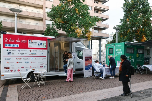 Un 'Spot santé' et un 'bus du sein' pour sensibiliser au cancer du sein et aux dépistages stationnés à Strasbourg, le 9 octobre 2024 dans le Bas-Rhin
