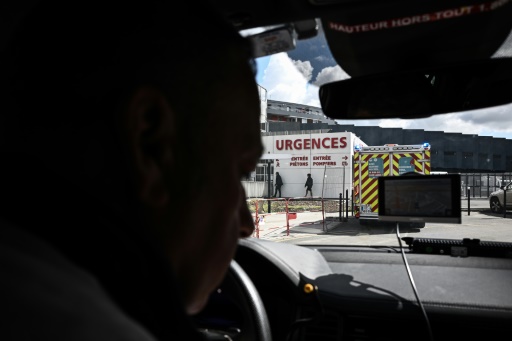 Un conducteur d'ambulance au CHU de Bordeaux, le 17 avril 2024
