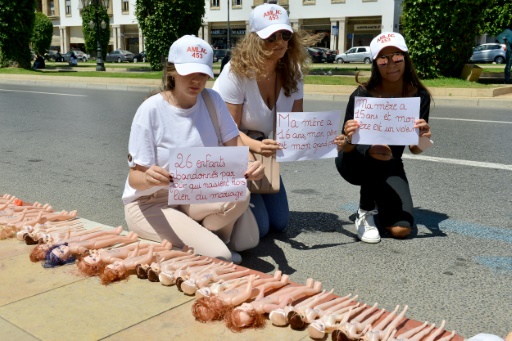 Manifestation devant le Parlement à Rabat contre une loi qui punit l'interruption volontaire de grossesse (IVG) de six mois à cinq ans d'emprisonnement, sauf si la santé de la mère est en danger, le 25 juin 2019
