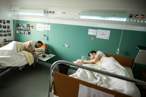 Deux volontaires allongés lors d'une expérience à la clinique de Medes, filiale santé du Centre national d'études spatiales (CNES), à Toulouse, le 23 mai 2023
