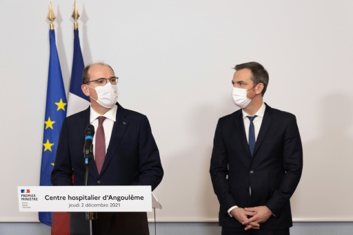 Le Premier ministre Jean Castex et le ministre de la Santé Olivier Véran le 2 décembre 2021 au centre hospitalier d'Angoulême
