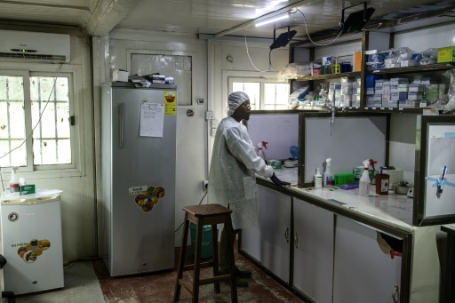 Un laborantin travaille à l'hôpital de Kenema, dans l'est de la Sierra Leone, le 13 juin 2024
