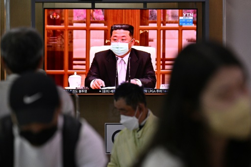 Un écran dans une station de train à Séoul le 12 mai 2022 montre le leader nord-coréen portant un masque pour la première fois pour annoncer des mesures de lutte contre le coronavirus en Corée du Nord
