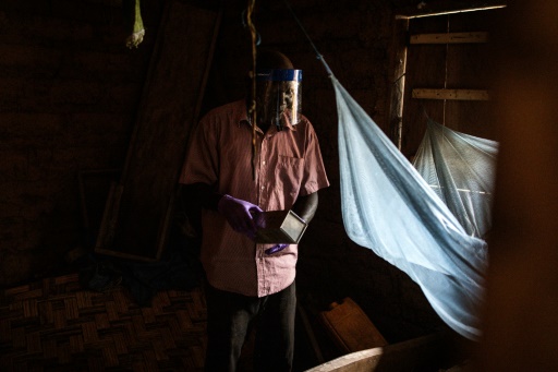 L'écologue James Koninga tient un piège à rats, le 12 juin 2024 à Kenema, dans l'est de la Sierra Leone
