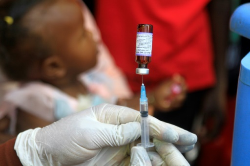 Une infirmière soudanaise prépare une dose de vaccin contre la rougeole et la rubéole, le 22 janvier 2024 à Gedaref au Soudan
