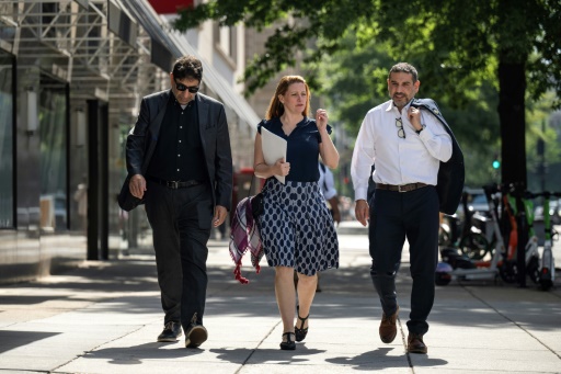 Les médecins et soignants américains de retour d'une mission à Gaza (de gauche à droite) Ammar Ghanem, Monica Johnston et Adam Hamawy en route vers la Maison Blanche, à Washington, aux Etats-Unis, le 14 juin 2024
