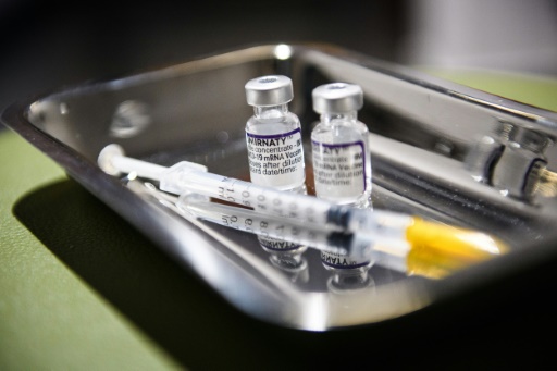 Face au scénario 'fortement probable' d'une reprise prochaine de la circulation du Covid-19 en France, les autorités sanitaires recommandent un nouveau rappel de vaccin à l'automne pour toutes les personnes à risque
