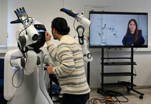 Le robot médical 'Garmi', le 6 mars 2023 dans un laboratoire de recherches de l'université de Munich, à Garmisch-Partenkirchen, en Allemagne
