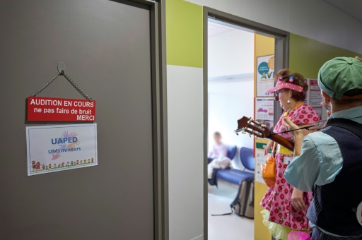 Les clowns Tappo (Mattia Furlan) et Zaza (Sophie Jude) de l'association 'Le Rire Médecin' se produisent dans l'unité des UAPED (Unités d'accueil pédiatrique pour l'enfance en danger) du CHU d'Orléans, le 16 octobre 2024
