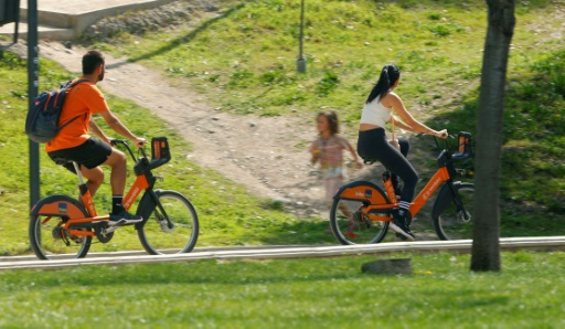 Un couple fait du vélo dans le parc du Bicentenaire à Santiago le 5 septembre 2024
