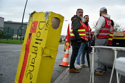 Des employés et des syndicalistes en grève devant leur usine qui fabrique le Doliprane à Lisieux (nord-ouest de la France), après l'annonce par Sanofi de négociation en cours avec le fonds d'investissement américain CD&R afin de lui céder potentiellement 50% de la d'Opella, sa filiale qui commercialise notamment ce paracétamol en France. Photo prise le 17 octobre
