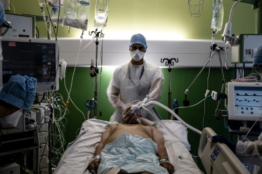 Un médecin auprès d'un malade du Covid à l'unité de soins intensifs de Lyon-Sud à l'hopital de Pierre-Bénite, le 8 septembre 2021.
