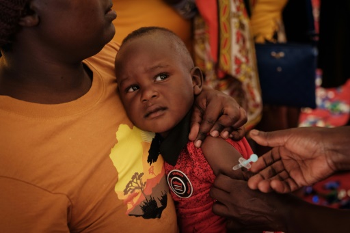 Un enfant vacciné contre le paludisme au dispensaire Kimogoi de Gisambai au Kenya le 7 mars 2023
