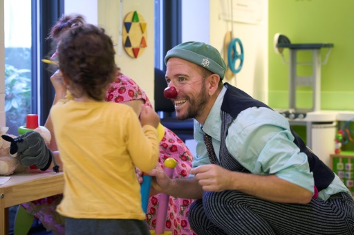 Les clowns Tappo (Mattia Furlan) et Zaza (Sophie Jude) de l'association 'Le Rire Médecin' se produisent devant une enfant dans l'unité des UAPED (Unités d'accueil pédiatrique pour l'enfance en danger) du CHU d'Orléans, le 16 octobre 2024
