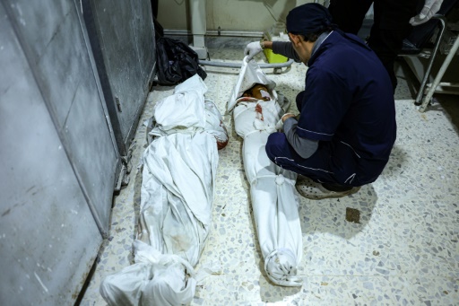 Un auxiliaire médical recouvre un corps à l'hopital d'Idleb. Photo du 9 decembre 2023
