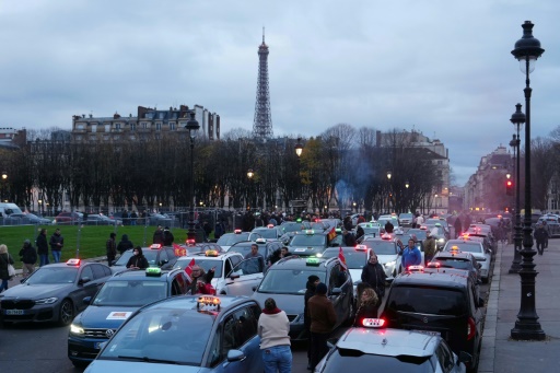 Transport des malades: 500 taxis manifestent près de l'Assemblée nationale à Paris