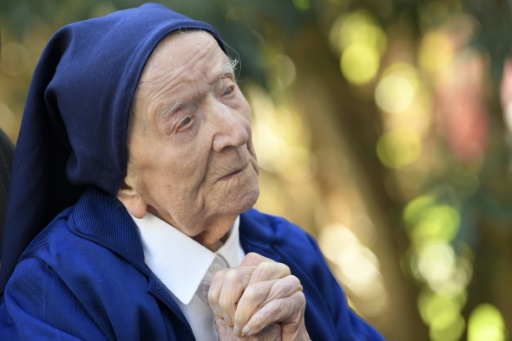 Sœur André, Lucile Randon à l'état civil, prie en fauteuil roulant à la veille de son 117e anniversaire, le 10 février 2021 dans un EHPAD à Toulon
