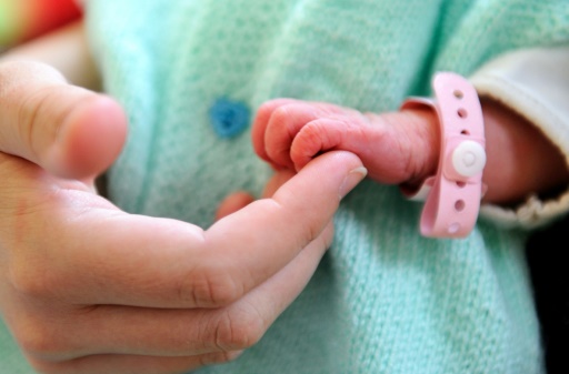 Un nouveau-né et sa mère après l'accouchement, le 17 septembre 2013 à l'hôpital de Lens (Pas-de-Calais)
