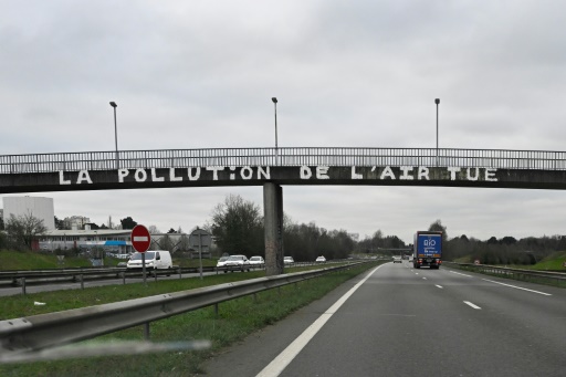 Le message 'la pollution tue' est écrit sur un pont enjambant la rocade de Rennes, le 12 janvier 2024
