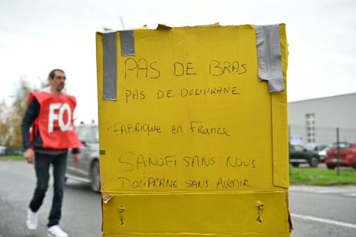 Une pancarte devant l'usine Opella, filiale de Sanofi, pendant une grève des salariés à Lisieux, le 17 octobre 2024 dans le Calvados
