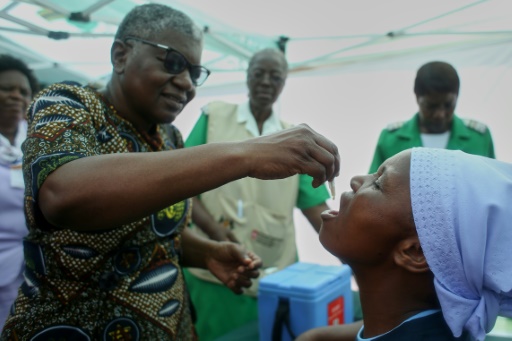 Un professionnel de santé administre une dose de vaccin contre le choléra à une patiente, le 29 janvier 2024 à Harare
