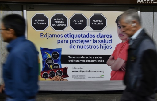 Une affiche sur le dispositif d'étiquetage des aliments, dans le métro à Mexico le 1er octobre 2019
