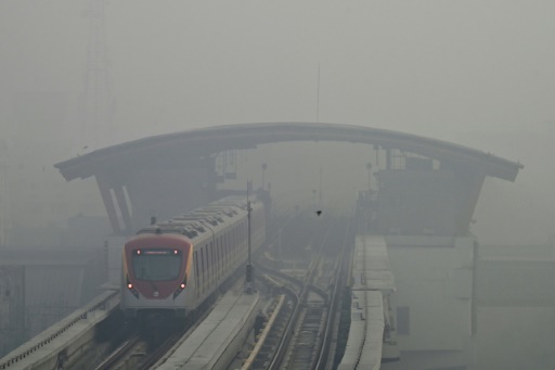 Le métro aérien dans le smog à Lahore le 3 novembre 2024.
