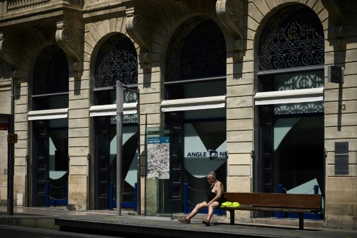 Un homme assis sur un banc à une station de tramway, le 28 juillet 2024 à Bordeaux
