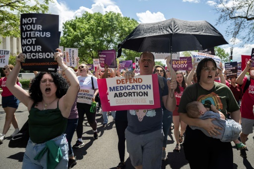 Des militants pro-avortement devant la Cour suprême des États-Unis, le 15 avril 2023 à Washington
