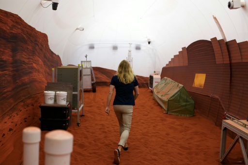 Une employée de la Nasa dans un habitat simulant la planète Mars, avant le début d'une expérience d'un an, à Houston au Texas, le 11 avril 2023
