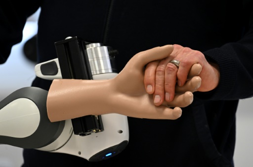 La main artificielle du robot 'Garmi', au laboratoire de recherche de l'université technique de Munich, à Garmisch-Partenkirchen, en Allemagne, le 6 mars 2023
