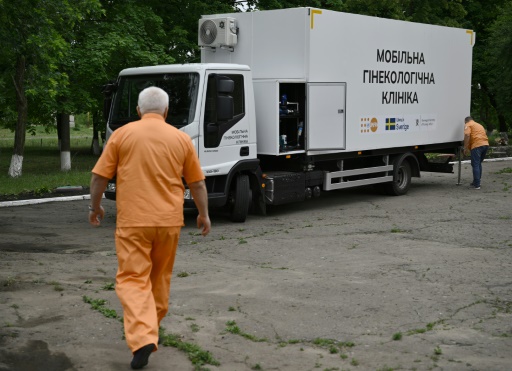 Un camion proposant des consultations itinérantes de gynécologie, à Novomykolaivka, dans l'est de l'Ukraine, le 13 juin 2024
