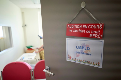 Une affichette 'Audition en cours, ne faites pas de bruit, Merci' à l'unité des UAPED (Unités d'accueil pédiatrique pour enfants en danger) au CHU d'Orléans, le 16 octobre 2024
