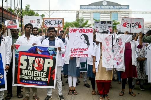 Des médecins manifestent le 14 août 2024 à Vijayawada, en Inde, après le viol et le meurtre d'une soignante
