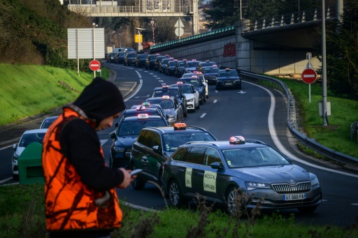 Transport des malades: plusieurs centaines de chauffeurs de taxi manifestent autour de Lyon