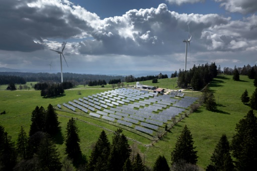Une ferme de panneaux solaires et des éoliennes sur les hauteurs de Saint-Imier, en Suisse, le 8 mai 2024

