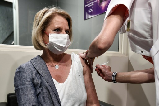 La ministre de la Santé Brigitte Bourguignon reçoit le 23 juin 2022 dans une pharmacie à Paris une deuxième dose de rappel de vaccin anti-Covid
