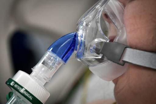 Un patient atteint du Covid-19 dans l'unité de soins intensifs de l'hôpital Delafontaine à Saint-Denis, en région parisienne, le 29 décembre 2021
